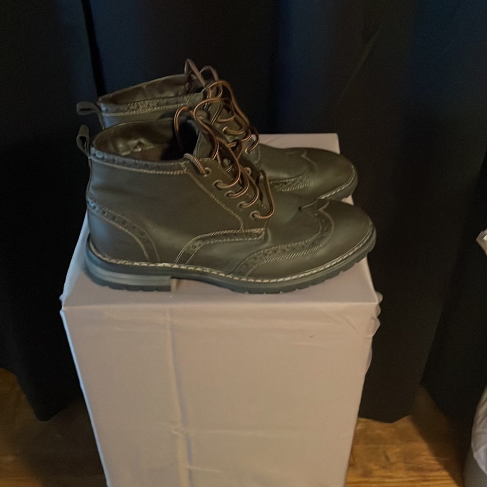 Day five men’s dress boots brown in color size 8 never been worn